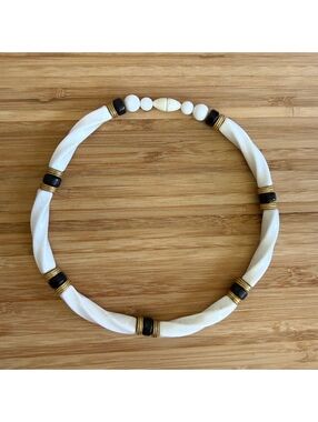 Avon Vintage 1988 Classic Twist White Barrel Bead Choker Necklace